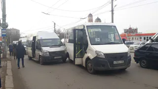 Не разминулись: рядом с Полетаевским рынком столкнулись маршрутки