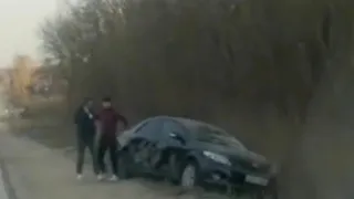На выезде из Рязани автомобиль вылетел в кювет 