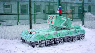 В рязанских колониях осужденные слепили из снега военную технику и дракона