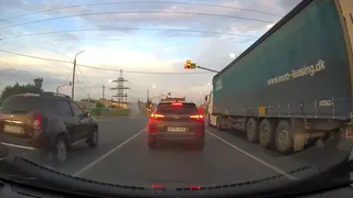 В Рязани водитель Renault объехал пробку по встречной полосе и на красный