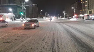 На улице Новоселов под колеса автомобиля попала 16-летняя девушка