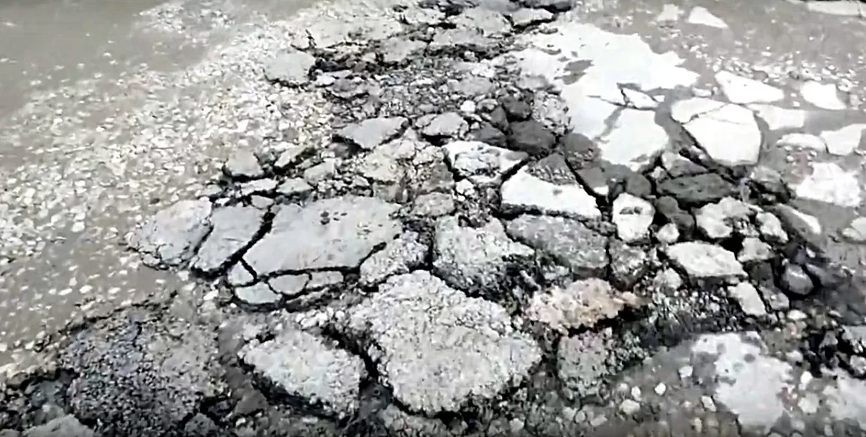 На улице Лермонтова ямы засыпали глыбами асфальта