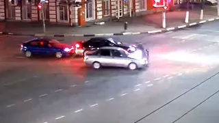 В центре Рязани мотоциклист врезался в "Ладу Приору". Видео