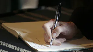 Делёжка имущества: внук подделал подпись деда, закрыл счёт и продал дачу