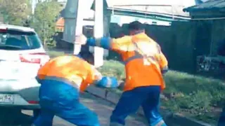 В Скопине на улице Карла Маркса засняли драку дорожных рабочих
