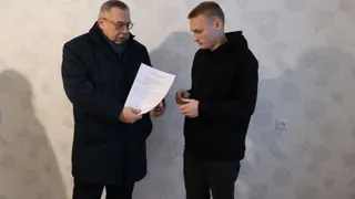 Иван Бахилов вручил сироте из Касимовского района ключи от квартиры