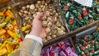 Бабушка поручила купить в Светофоре конфет на подарки детям: нашел суперские 8 видов - семье понравились единогласно