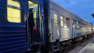 «Люди перелезают через вагоны»: рязанцы возмущены грузовым поездом, перекрывшим проход на Лагерной