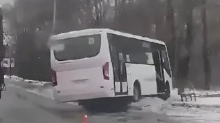 В Рязани автобус №66 съехал с дороги и врезался в столб на перекрестке