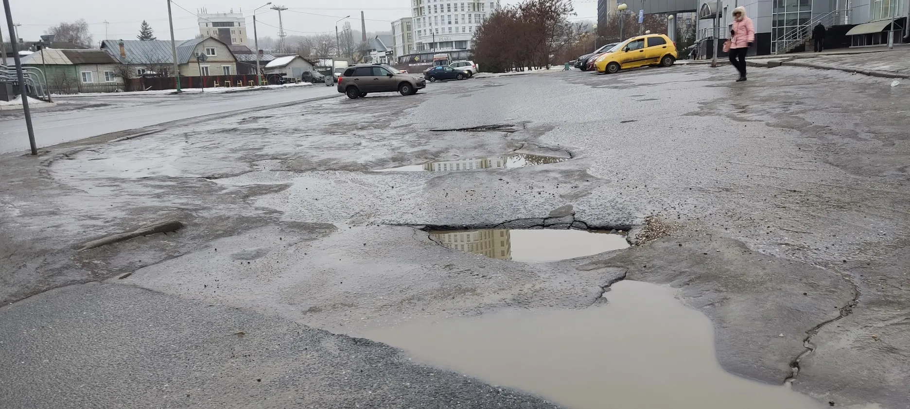 «Дороги как после бомбёжки»: жители Рязани массово жалуются на чудовищные ямы