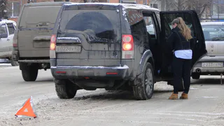 На перекрестке улиц Кудрявцева и Чапаева  "поцеловались" Ленд Ровер с Рено Сандеро