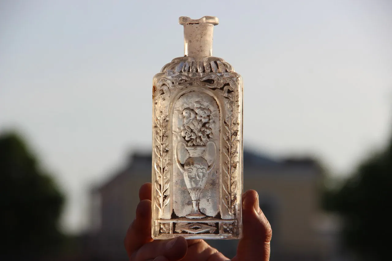 Рязанские археологи нашли бутылку 120-летнего масла и 100-летний зубной порошок