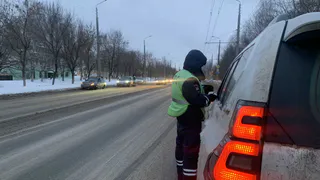 Гаишник просит телефон для проверки: когда показывать обязательно, а когда - отказать