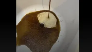 Рязанцы сняли на видео темно-коричневую воду из крана