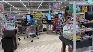 Пожилым покупателям стоит особенно внимательно смотреть на ценники в сетевых магазинах — в них часто скрываются разные уловки: рассказываю какие
