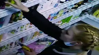 В Рязани засняли совершившую кражу в магазине косметики девушку