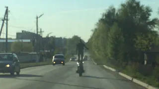 Народное фото - рязанка заметила мотоциклиста, парящего над проезжей частью