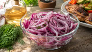 Свекровь научила мариновать лук за 5 минут: закуска к шашлыку и салатам получается хрустящей, сочной и совсем не горчит