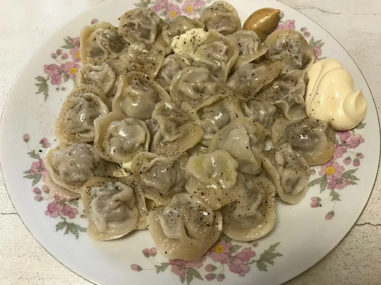 Бывалая покупательница рассказала о вкусе пельменей на черном тесте от Сибирской коллекции