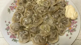 Бывалая покупательница рассказала о вкусе пельменей на черном тесте от Сибирской коллекции