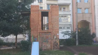 «ЖЭУ на проблему закрывает глаза» - жители улицы Новаторов о заброшенной постройке