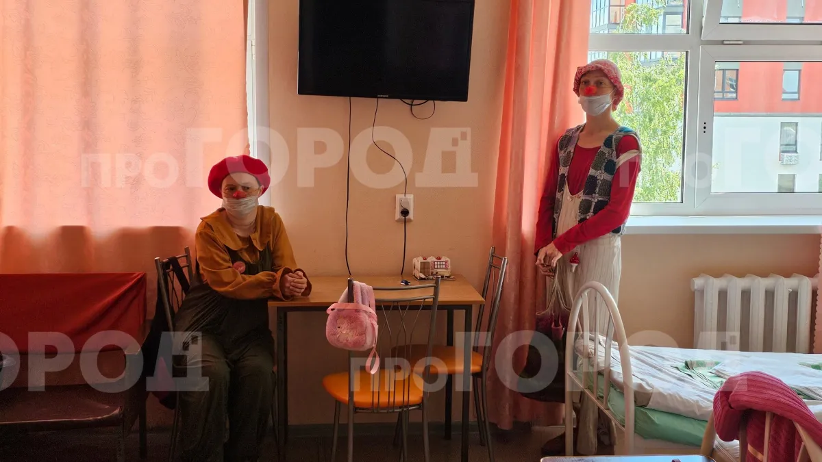 Слёзы и улыбки в одной палате: репортаж из кировской больницы, где высадился клоунский десант