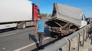 Под Рязанью на трассе М5 фура снесла грузовик дорожников
