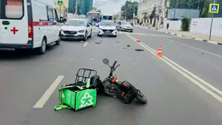 В Рязани иномарка врезалась в курьера доставки на зебре