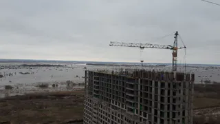 Около рязанского «Глобуса» половодье подбирается к многоэтажкам