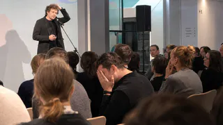 Кто-то на сцене перепутал слова, а спрятаться хочется вам: почему чужой конфуз вызывает настоящую неловкость у наблюдателя