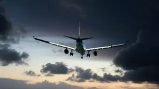 Пассажирский Boeing подал сигнал тревоги и начал снижаться над Рязанской областью