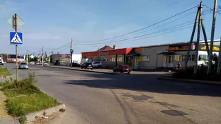 Знаки есть, а разметки нет: в микрорайоне Семчино забыли нарисовать “зебру”