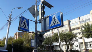Дети в опасности: прокуратура потребовала установить светофор и знаки у школы в Сапожке