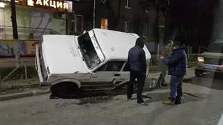 На Куйбышевском шоссе "Нива" протаранила забор