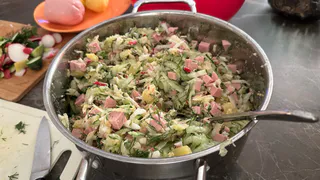 И не квас, и не кефир: в деревнях окрошку заправляют только этим — вкус волшебный, освежает в сильную жару