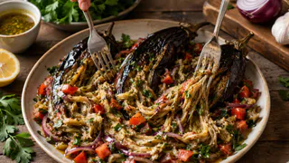 Баклажаны больше не жарю кружочками: запекаю целиком и разделяю двумя вилками – тёплая закуска исчезает со стола первой