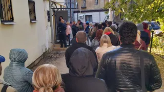 В сети появились фотографии очереди к судебным приставам в Рязани