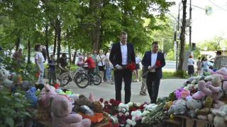В Рязани жители продолжают нести цветы к мемориалу у дома после атаки БПЛА