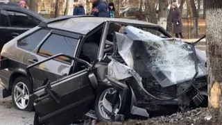 ДТП на Октябрьской улице: автомобиль врезался в дерево, есть пострадавшие