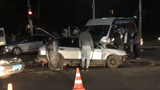 На улице Новой столкнулись маршрутка и "девятка"