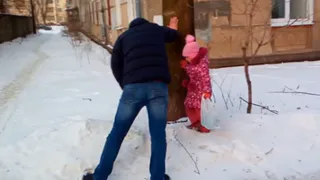 В Рязани на видео попал очередной пьяный отец