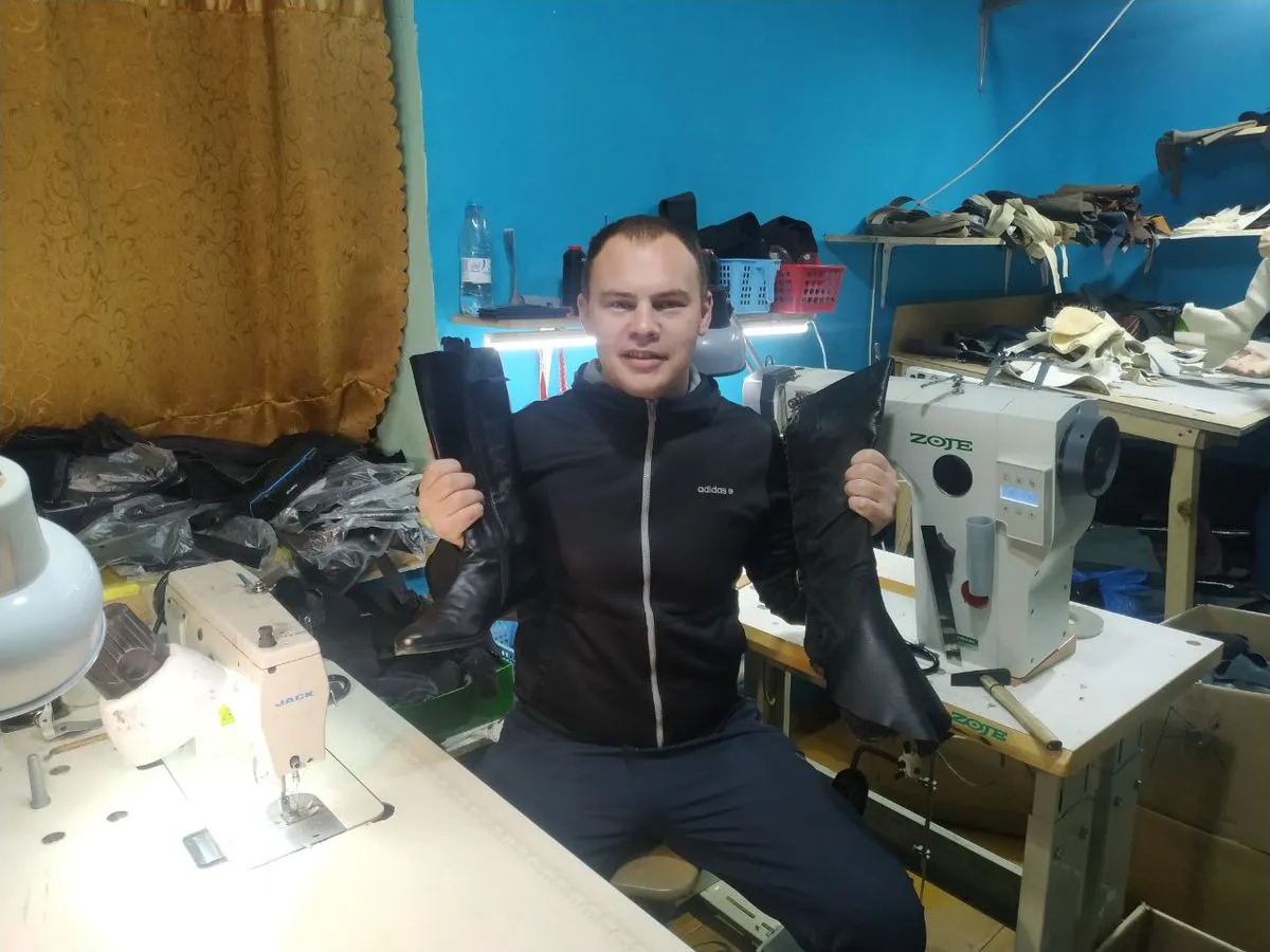 Как старая обувь превращается в новую: рассказывает профессиональный сапожник и мастер Кировской фабрики