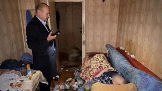 Рязанский омбудсмен занялся судьбой незрячего инвалида, живущего среди тараканов