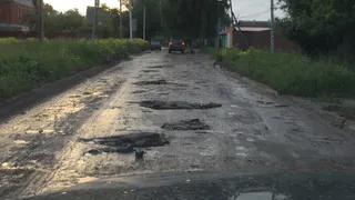 Народное фото - в поселке Дягилево жители сами заделывают ямы на дороге