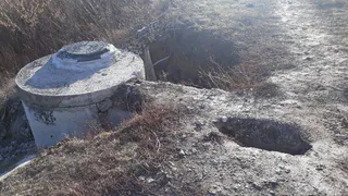 "Можно легко провалиться и получить серьезные травмы" - возле рязанской школы глубокая яма
