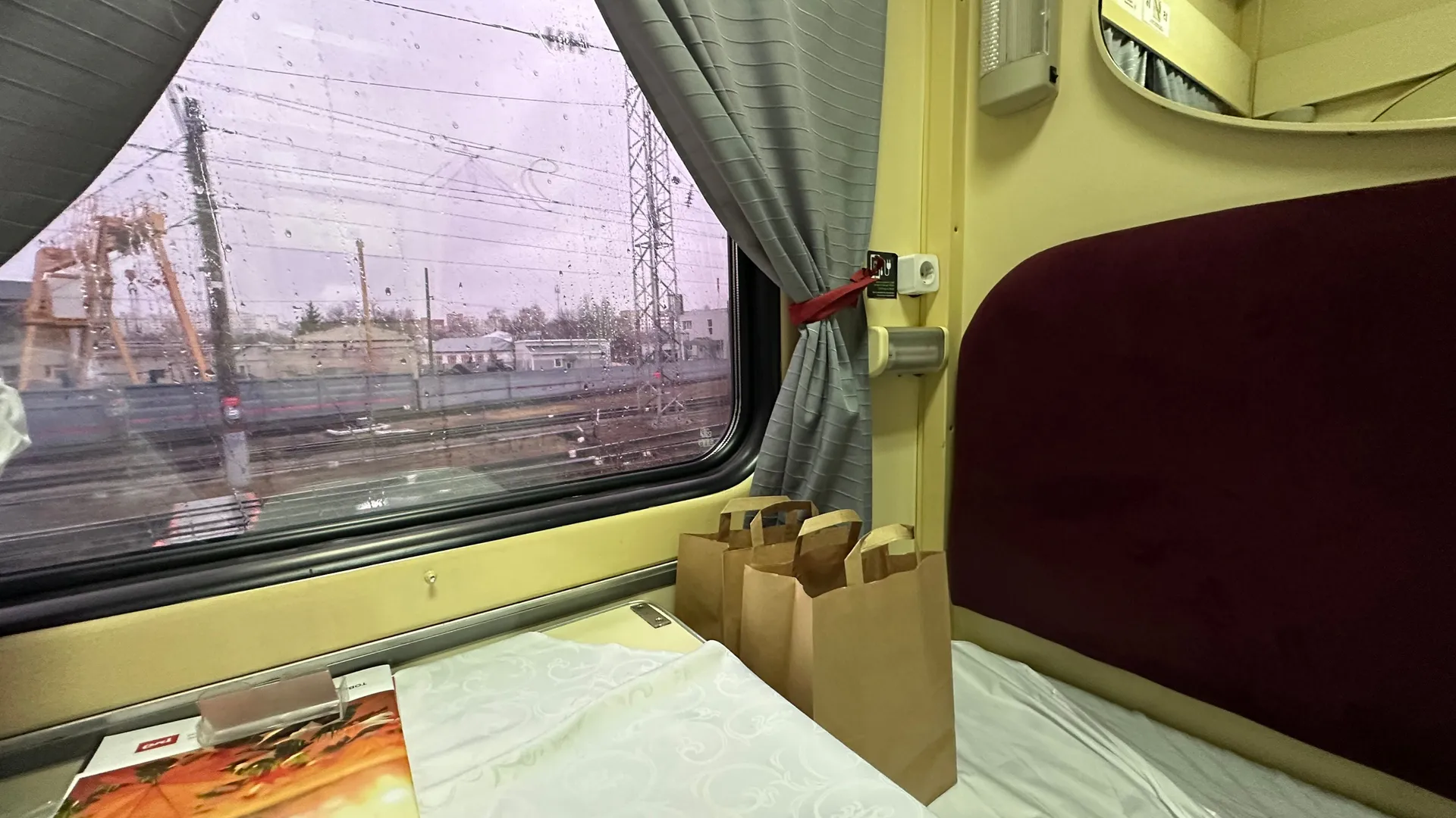 Женщина купила СВ за 40 тысяч, но оказалось, что это верхняя полка: она умоляла уступить нижнюю - вот что сказали попутчики