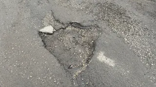 «Минное поле, а не дорога»: жительница пожаловалась губернатору на трассы в Сараевском районе