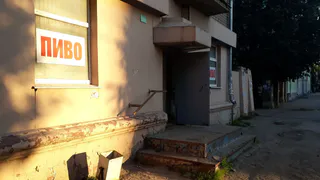 В буфете рядом со школой №17 нелегально торгуют алкоголем - власти обещают его закрыть. Уже несколько лет