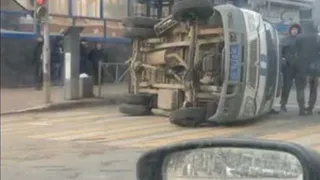 В центре Рязани произошло серьезное ДТП: перевернулась полицейская «ГАЗель»
