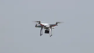 Неизвестный беспилотник засняли у Рязанского радиотелецентра РТРС